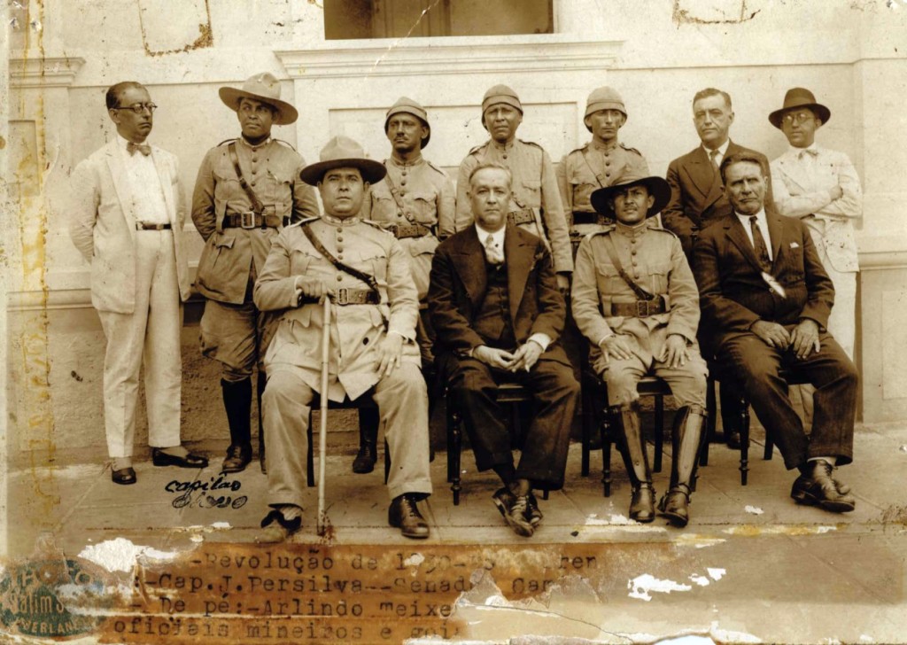 Senador Camilo Chaves, comandante chefe das forças revolucionárias do Triângulo Mineiro, sentado à esquerda do Capitão José Persilva, junto com oficiais goianos e mineiros. Foto tirada logo após o término da revolução de 1930 em (Uberlândia. Foto- divulgação)