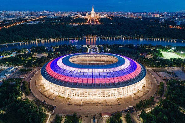 Estádio Luzhniki - Além da partida de abertura, o estádio Luzhniki também será a casa da final da Copa. Com capacidade para 80 mil pessoas, o principal palco do torneio ainda recebera outros dois jogos da fase de grupos, um das oitavas de final e uma das semifinais. 