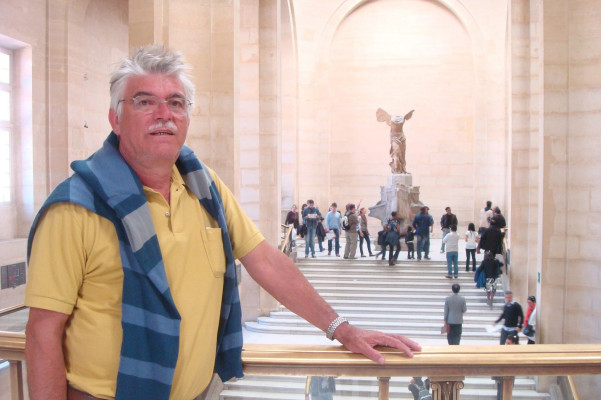 Júlio Monteiro no museu do Louvre / Paris, a contemplar a histórica e bela escultura Vitória de Samotrácia em sua última viagem pela Europa