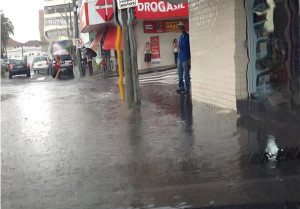 Na avenida Tiradentes uma grande lagoa se formou impedindo  que pedestres transitassem pelo local. Foto: Facebook