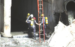 Três militares do Corpo de Bombeiros participaram da vistoria  nas estruturas do canal do córrego Brejo Alegre. Foto: Gazeta do Triângulo