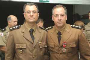 Comandante do 53º BPM, Tenente Coronel Marques ao  lado do homenageado Coronel Gilmar Crovato. Foto: João Aleixo