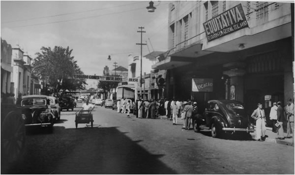 A movimentada Avenida Afonso Pena, década de 1940, Uberlândia. Foto: Divulgação