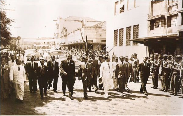O Governador de Minas Gerais Juscelino Kubitschek, caminha pelas avenidas, ao lado do Prefeito Municipal Tubal Vilela, em campanha para as eleições presidenciais de 1955. Foto: Divulgação