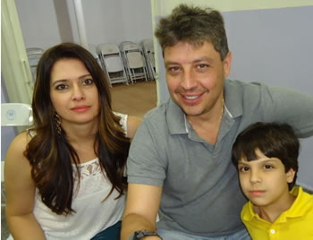 Igor Vilela Virga de Andrade, aniversariante de 10 de dezembro, com os pais Leire Vilela Mendes e Edilson Virga de Andrade