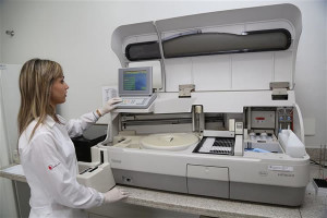 Definindo novo padrão em Bioquímica em Laboratório de Análises Clínicas. Foto: Henrique Vieira