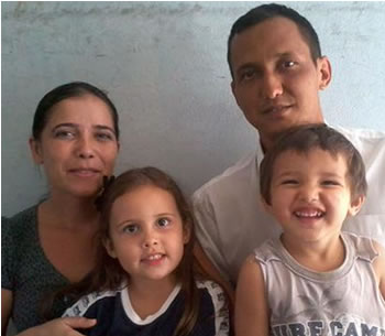 Maurício Ferreira da Silva aniversariante do dia 9, com a esposa Michela e os filhos Nicoly e Nicolas