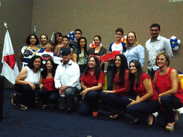 Equipe pedagógica da secretaria de Educação, vereadores e os  alunos vencedores, juntamente com seus pais . Foto: Divulgação