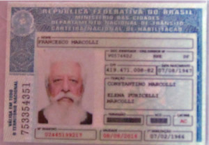 Ok, a foto não ajuda. Mais aí está, nosso Papai Noel é habilitado. 66 anos de idade, palmeirense, ex-tratorista e de uma simpatia sem igual. Francisco Marcolli cuida dos pedidos dos uberlandenses.