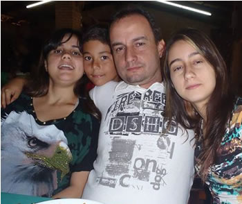 Alex Souza (13/1) ao lado dos filhos Fernanda, João Vitor e Amanda   