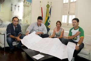 Em seu gabinete, o prefeito Raul Belém apresentou o projeto de construção da sede. Foto: Ascom