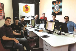 Equipe da Synvata em horário de trabalho em seu escritório  localizado na avenida Teodolino Pereira de Araújo, 890-A. Foto: Divulgação