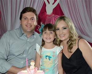 Flávia Maria Pinto Monteiro Antonietti, aniversariante do dia 20. Na foto, com o marido Matheus e a filha Maria Luiza 