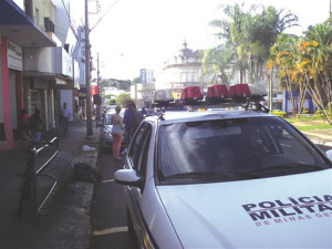 A ação criminosa ocorreu à luz do dia em um estabelecimento próximo a praça Manoel Bonito. Foto: Gazeta do Triângulo
