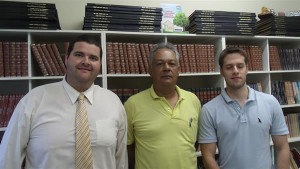 Edson Moreira ladeado por delegados de Araguari em visita a Gazeta do Triângulo