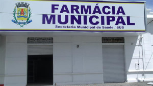 Um caminhão descarregou várias caixas de medicamentos na nova sede da Farmácia Municipal, nesta terça-feira, 7. Foto: Gazeta do Triângulo