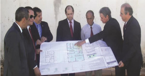 Representantes da OAB e do Presídio durante  apresentação da planta da estrutura física das salas. Foto: Gazeta do Triângulo
