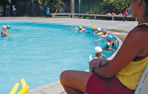 A orientação para os pais é que eles estejam atentos aos filhos, que não devem se aproximar de acessórios instalados nas piscinas. Foto: Divulgação