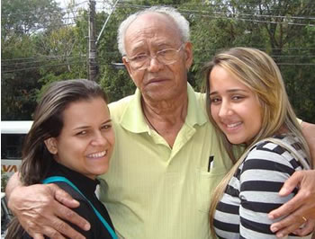 Sebastião Martins, aniversariante do dia 28, ao lado de suas netas Gabrielle e Lorena