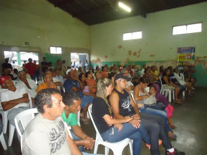 Moradores do bairro durante o encontro com autoridades municipais. Foto: Divulgação