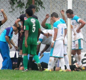 Wagner Cachorrão – encosta na trave, nas Semifinais do Amadorão 2013, contra seu novo clube. Foto: Divulgação