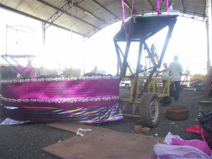 No barracão da escola, carnavalescos trabalham na construção de carro alegórico. Foto: Gazeta do Triângulo