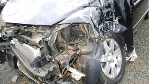 Automóvel ficou com a parte da frente parcialmente destruída. Foto: Gazeta do Triângulo/Divulgação