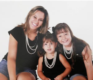 Patricia Santos Sanches Cunha aniversariante de hoje ao lado de suas filhas Maria Eduarda e Maria Fernanda
