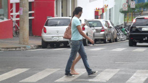 Pedestres atravessam faixa na rua Marciano Santos: cidadãos devem utilizar e motoristas precisam respeitar. Foto: Gazeta do Triângulo