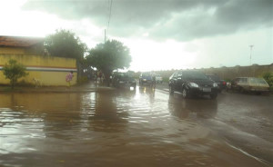 Chuvas provocam inundações em via de acesso à escola. Foto: Reprodução/Facebook