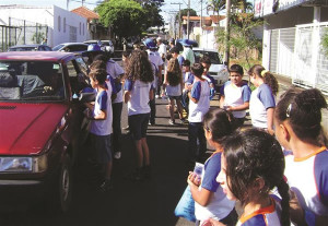 Alunos do CEM João Pedreiro foram às ruas para conscientizar os motoristas sobre a preservação da água. Foto: Gazeta do Triângulo