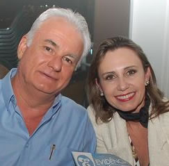 Angela Maria Araújo de Souza aniversariante do dia 16, com o marido José Alberto Azevedo de Souza