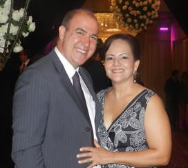 José Ricardo Resende de Oliveira, aniversariante do dia 27, com a esposa Eliane