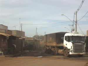 A reportagem flagrou várias carretas passando pelo bairro carregadas de grãos. Foto: Gazeta do Triângulo