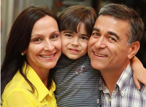 Ramiro Rodrigues de Ávila Junior, aniversariante de amanhã. Na foto, com a esposa Alba e o neto Antonio