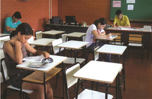 Candidatos realizando os exames na tarde desta terça-feira. Foto: Gazeta do Triângulo