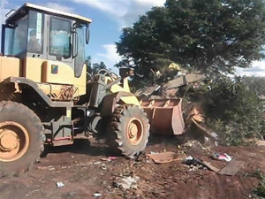 Apesar do mutirão de limpeza, a população insiste em depositar entulhos no local. Foto: Renato Vieira