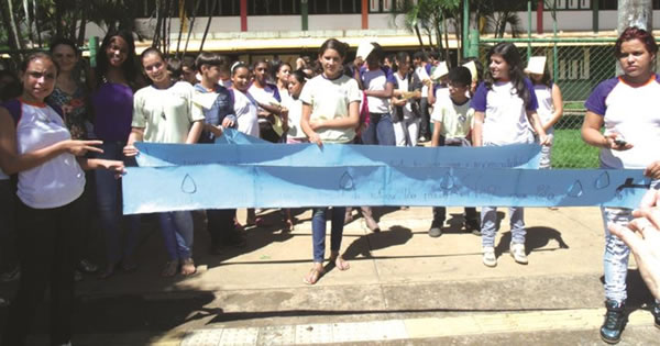 Passeata contou com a participação de educadores e dos alunos dos anos finais do ensino fundamental. Foto: Gazeta do Triângulo