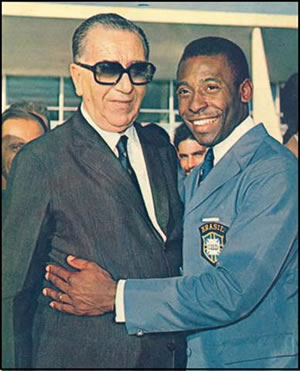 Pelé e Médici antes da Copa de 1974, na Alemanha