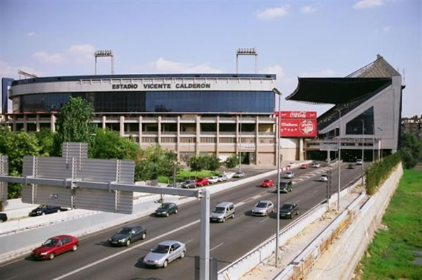 Emblemático estádio do Atlético de Madrid, onde uma avenida passa sob a arquibancada principal. Foto: Divulgação