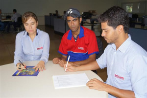 No centro, Sidenir Pascoal é recebido pelo Grupo Vasconcelos após recuperação pela Comunidade Pró-Vida. Foto: Gazeta do Triângulo