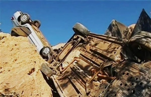 Condutores deveriam pegar um desvio, mas seguiram e deslizaram no cascalho da pista, perdendo o controle da direção. Foto: Divulgação