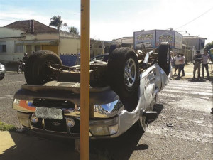 Acidente aconteceu num cruzamento que exige bastante respeito à sinalização. Foto: Gazeta do Triângulo