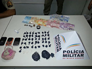 Foram apreendidos dinheiro, celulares, além de 103 gramas de drogas. Foto: Divulgação