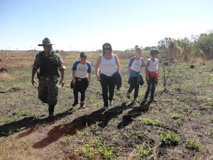 Secretária de Educação Iara Faria e os policiais do Meio Ambiente em atividades com os alunos escolhidos como policial ambiental mirim por um dia. Foto: Gazeta do Triângulo