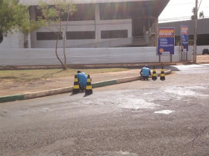 Meios-fios ganham pintura em verde e amarelo: além de decorações, um telão transmitirá as partidas da seleção. Foto: Gazeta do Triângulo