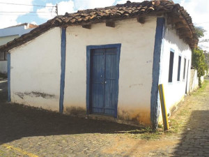 Uma das primeiras residências construídas no município, localizada em rua próxima a igreja Matriz. Foto: Gazeta do Triângulo