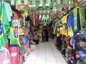 Seja em casa ou no agito com os amigos, o torcedor não abre mão de estar caracterizado. Foto: Divulgação