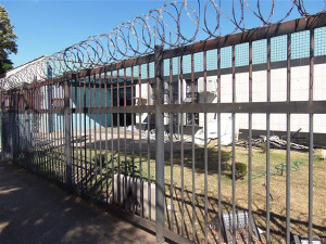 Explosão de caixa eletrônico destruiu prédio da Justiça do Trabalho, na madrugada do dia 19. Foto: Gazeta do Triângulo