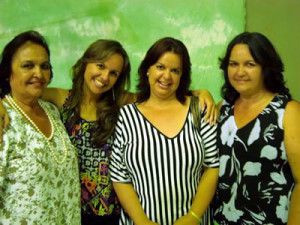 Maria Alves Cardoso Morais, aniversariante do dia 23, ao lado de suas filhas Caruline, Carla e Claudia